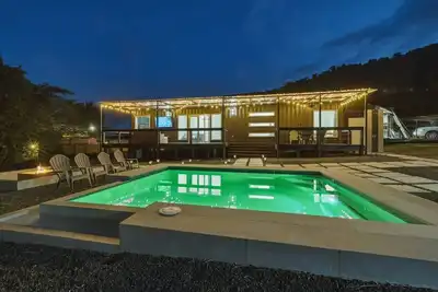 Image de Modern Riverfront Container Retreat & Private Pool