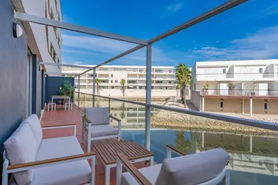 Image de Marina retreat with lake view