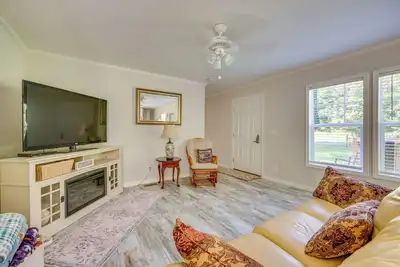 Image de Pets Welcome! Lexington Getaway w/ Gigantic Yard