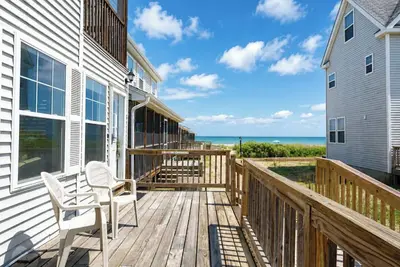 Image de Cottage au bord de la mer #4 par Bayley Vacation Rentals