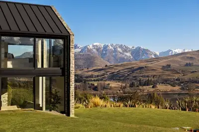 Image de Noa by the Lake Queenstown by MajorDomo | Grand Lakefront Retreat for 14 with Spa Pool, Pilates Studio & Private Gym