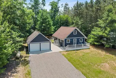 Image de Modern 4br Near Grayling | Sleeps 14 | 2 Fire Pits, Crew Room & Lake Down the Road