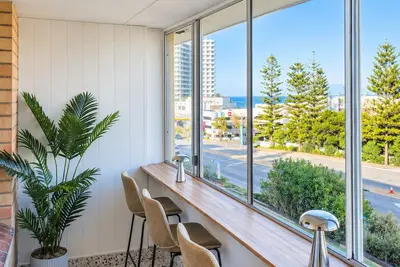 Image de 200m to Scarborough Beach | Balcony w/ Ocean Peeks