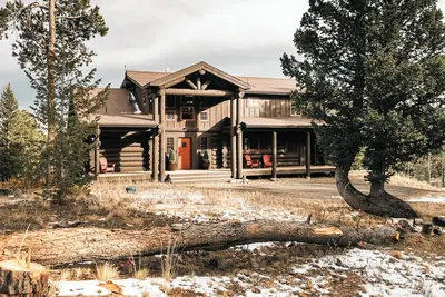 Image de Welcome to Nedwood Cabin, a cozy, elevated mountain escape with hot tub.