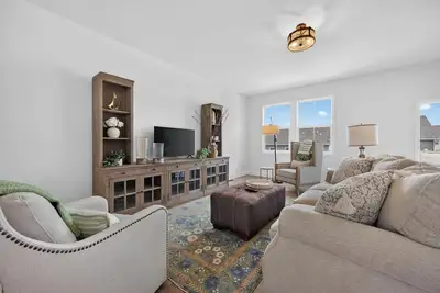 Image de Enjoy a spacious multi-level townhome just minutes from Virginia Tech, featuring an open-concept layout, a gourmet kitchen, a private deck, and seasonal access to the community pool.