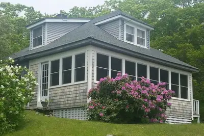 Image de Rose Cottage With a Harbor View