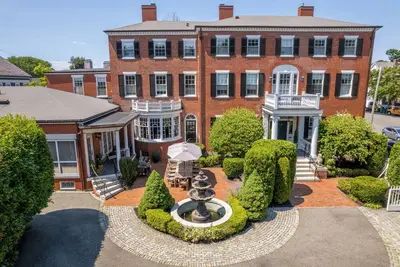 Image de Joseph Story Estate I Sleeps 12 l Parking + Elevator l On Salem Common
