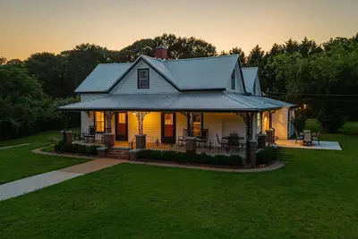 Image de The Bulldog Farmhouse - 100+ year old home