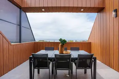 Image de Modern 3-Level Townhouse with Stunning Bay Views