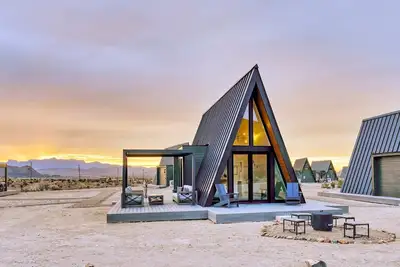 Image de Modern A-Frame Perfect for a Glamping Experience in Terlingua, Texas