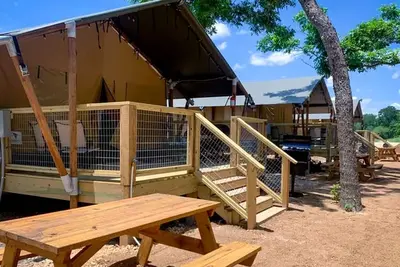 Image de Safari Tent Cabin with Firepit & Riverside Views in Kingsbury, Texas