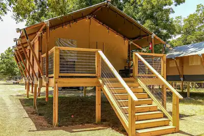 Image de Safari Tent Cabin with Campfire & River Views in Kingsbury, Texas
