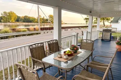 Image de Scenic Waterfront Getaway Steps from a Historic Lighthouse in Ontario, Canada