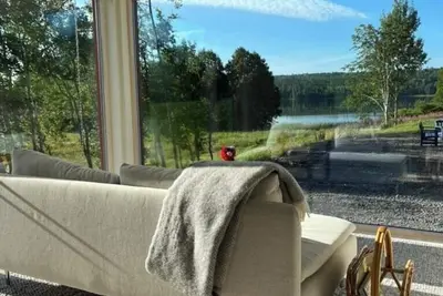 Image de Maison d'été lumineuse au bord du lac Klocksjön à Ramkvilla