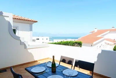 Image de The Lazy Sunbathers, sea view and pool