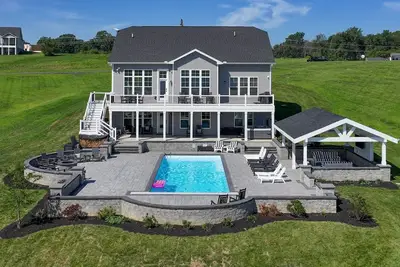 Image de Lakefront Pool + Hot Tub + Dock | 7br Sleeps 20