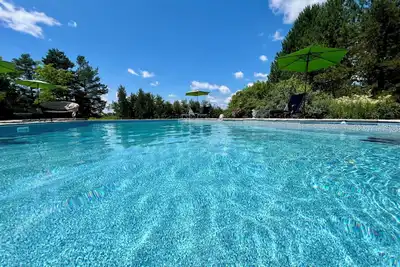 Image de Country estate getaway, sleeps 10+ salt water pool.