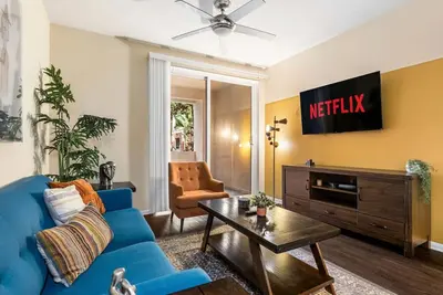 Image de Chick & Cozy Condo Near Uci & Disney - Pool & Gym