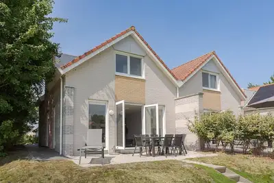 Image de Bungalow en bord de mer avec jardin