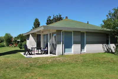 Image de Élégant bungalow en bord de mer avec ponton
