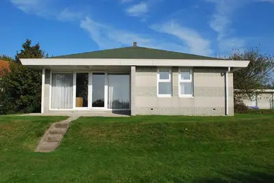 Image de Séjour confortable en bungalow au bord de l'eau