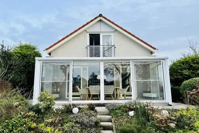 Image de Bungalow de luxe au bord de l'eau avec ponton