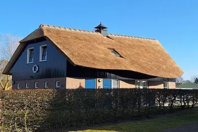 Image de Villa élégante au bord de l'eau avec sauna