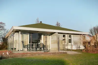 Image de Villa indépendante au bord de l'eau avec jardin