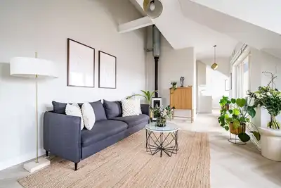 Image de Contemporary penthouse with balcony