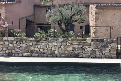 Image de Maisonette dans copropriété avec piscine partagée.