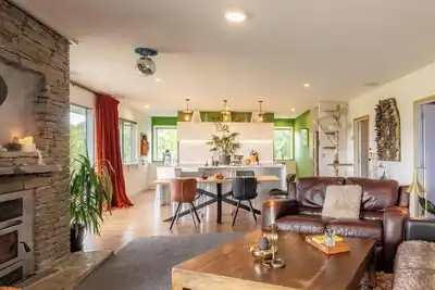 Image de Private & Peaceful Riverside Art House with Sauna | 10 Minutes From Wānaka