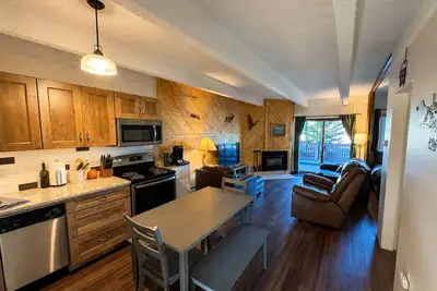 Image de 2 Bedroom Mountain View Condo: Walkable to Main Street, Shared Pool, Sauna