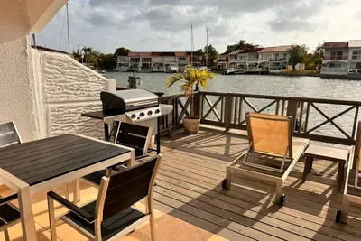 Image de Comfortable waterfront villa close to the beach