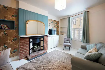 Image de Maison complète élégante et cosy, à 5 min à pied de la mer. Cour arrière privée.