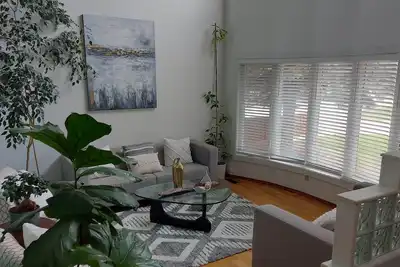 Image de Beautiful 2 story home in peaceful neighbourhood with cottage type backyard
