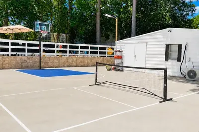 Image de 6 King Beds! , Basketball and Pickleball Courts, Game Room, Bar, Pool, FirePit