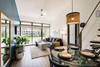 Image de Modern Lakeview Penthouse: Pool/Gym/Restaurant