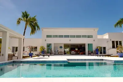 Image de Sunset Serenade. Luxury Waterfront Villa with Private Pool & Dock