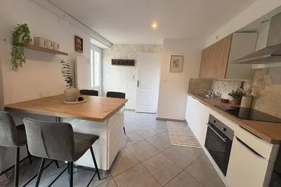 Image de Appartement rez de chaussée avec terrasse et parking privé.