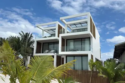 Image de LuxVilla • Modern Beachfront in the Village