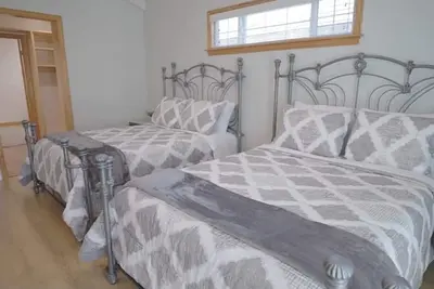 Image de 3-bedroom house in charming Burbank with cool Ac