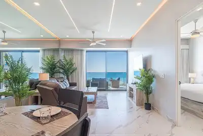 Image de R402: Luxury Beachfront One Bedroom Escape at Encantame Soleil