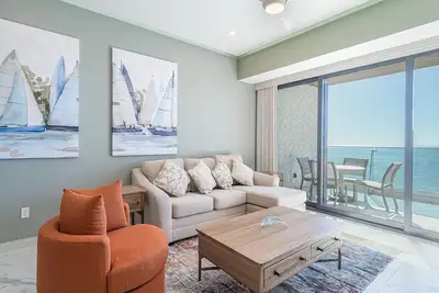 Image de R802 Elegant One Bedroom Beachfront Condo at Soleil