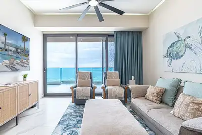 Image de One-bedroom condo at Encantame Soleil with king bed, ideal for a coastal escape.
