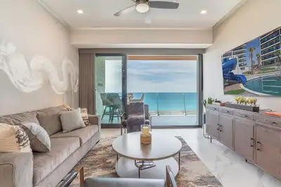 Image de R1102 Stylish Beachfront Escape with King Suite and Ocean Views