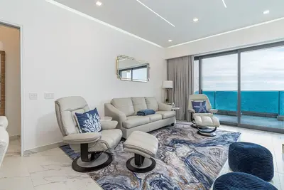 Image de R1405 Luxury Two Bedroom Condo with Private Balcony and Scenic Views