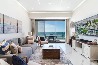 Image de R502 Stylish Oceanfront 1br Condo at Encantame Soleil