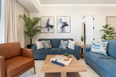 Image de R1701 Beachfront 3br Condo with Dual Balcony Access & Spacious Open Living
