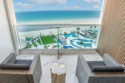 Image de 10th-floor studio in Encantame Soleil with a king bed for 2.