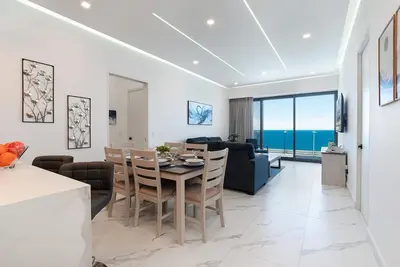Image de R1805 | Modern 2br Condo with Ocean Views & Private Balcony